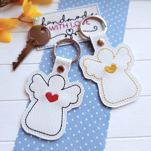 Schutzengel Schlüsselanhänger gestickt auf Kunstleder, weiß, Anhänger Rucksack Taschenbaumler Geschenk Führerschein Komm