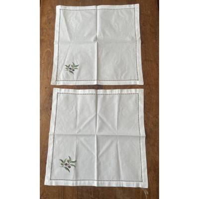 2 Stück Stoffservietten 40 x 40 cm, mit Stickerei und Lochsaum