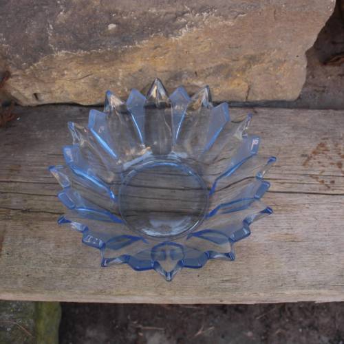 hellblaue Schüssel gezackter Rand Schwepnitz Sonja Pressglas 50er Jahre DDR Art Deco Stil