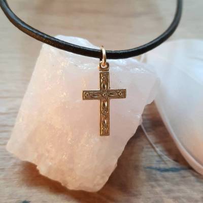 Zierliches Kreuz mit tollem Muster, Geschenk für Kommunion, Firmung oder Konfirmation