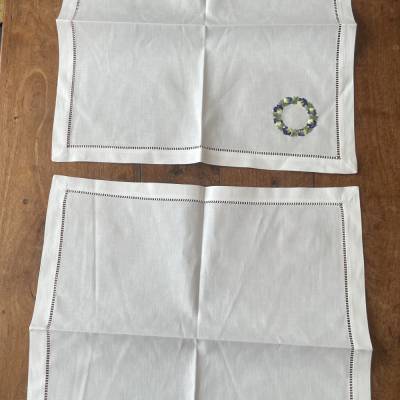 2 Stück Stoffservietten 40 x 40 cm, mit Stickerei und Lochsaum