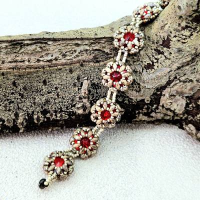 Statement-Armband: Faszinierendes Beige-Rot mit Wow-Effekt