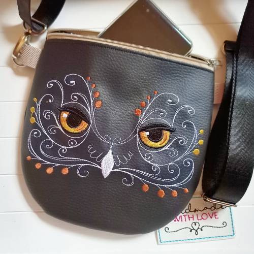 Kleine Umhängetasche Eule bestickt schwarzes veganes Kunstleder, Handtasche flach Schultertasche, Handytasche Crossbody 