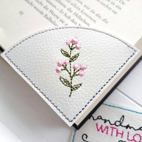 Lesezeichen Wiesenblume gestickt – florales Kunstleder Geschenk für Bücherwürmer & Muttertag