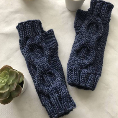 Strickanleitung für Armstulpen mit Zopfmuster