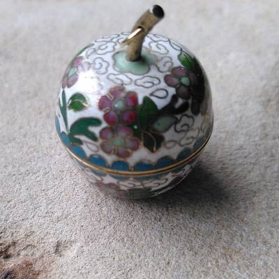 Cloisonnee Emaille  Apfel Anhänger Dose vintage