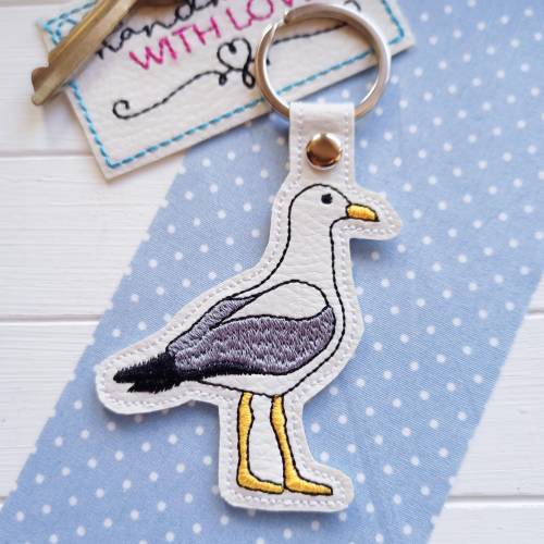 Maritimer Schlüsselanhänger Möwe gestickt auf weißem veganem Kunstleder – Handgemachter Taschenanhänger