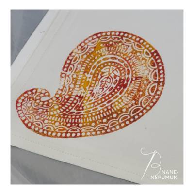 Handbestempelte Upcycling-Tischdecke – nachhaltig, einzigartig und stilvoll mit Paisley-Muster verziert.