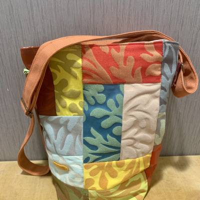 Wertige Schultertasche, Cross-Over, aus kräftigem Brokat, Innenfutter mit Innentasche & Reißverschluß