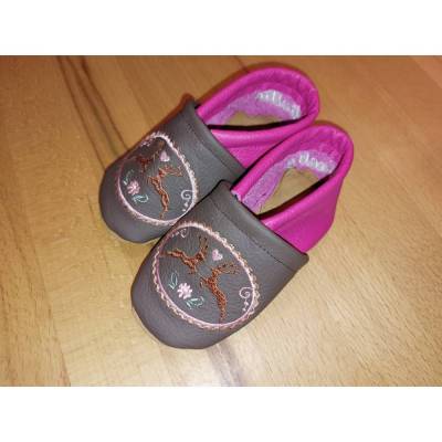 Babyschuhe personalisierbar mit Namen im Dirndl-Look dunkelbraun himbeere (Gr. 18-23)