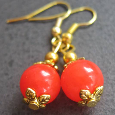 Handgefertigte Jade Ohrhänger – Rote Edelstein Ohrringe mit goldfarbenen Perlen, Unikat Schmuck