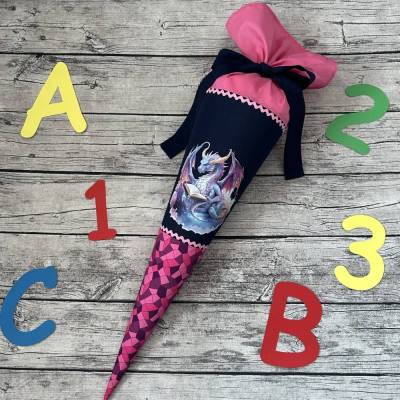 zauberhafte Schultüte / Zuckertüte mit Drache der ein Buch liest in Pink Blau