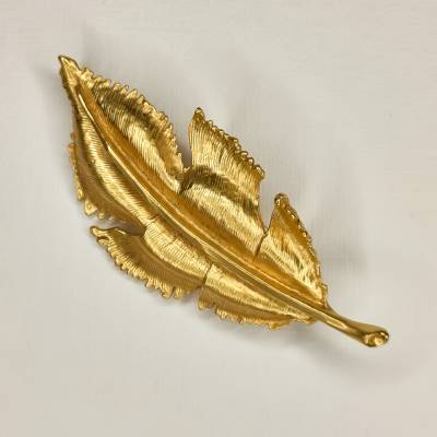 Goldfarbende Vintage Nadelbrosche mit Mond Motiv aus den 80er / 90er Jahren, Nadel Pin, Feder, Vogelfeder