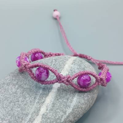 zierliches Makramee Armband in einem hellen Lila mit marmorierten Acrylperlen