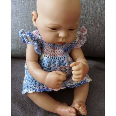 Häkelanleitung für ein bezauberndes Puppenkleid