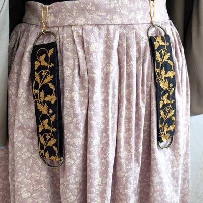 Rockzipfelhalter Rockraffer aus schwarzem Leinen mit goldener Stickerei viktorianisch