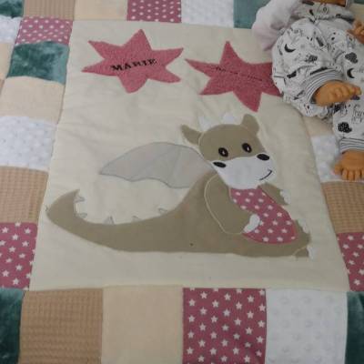 Krabbeldecke Patchwork mit Drache, Sternen & Geburtsdaten – personalisierbar