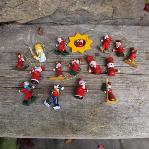 16 tlg. Holzanhänger Set Erzgebirge / Engel Weihnachtsmänner Schneemänner / Christbaumschmuck 70er 80er Jahre