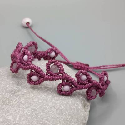 zierliches Makramee Armband in lila mit kleinen Glas- und Acrylperlen