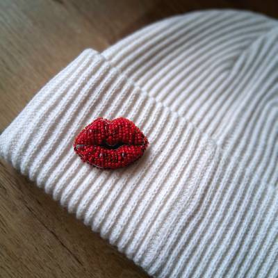 Statement Perlen Brosche rote Lippen