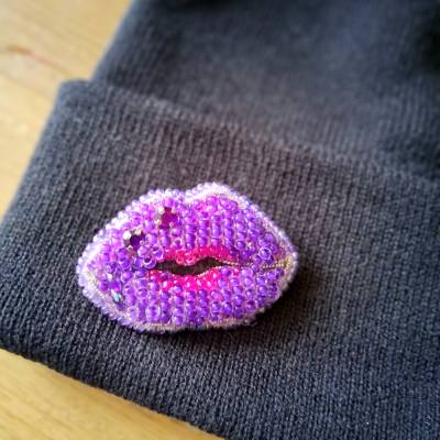 Statement Perlen Brosche rote Lippen