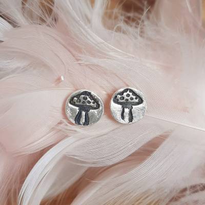 Kleine runde Ohrstecker Fliegenpilz aus 999 Silber – handgearbeitet, einzigartig & matt gebürstet