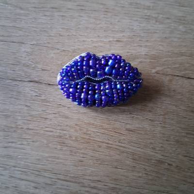 Statement Perlen Brosche Pin lila Lippen