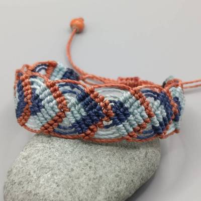 Makramee Armband in einer Farbkombination aus dunkelblau, hellblau und terracotta