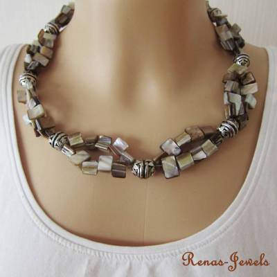 Handgefertigte kurze Perlmutt Kette braun creme silberfarben Collier ungeformte Perlen