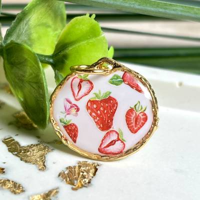 Handgemachter Erdbeer Anhänger aus Resin | 24K vergoldete Fassung | Sommerlicher Schmuck | Geschenk für Erdbeerfans