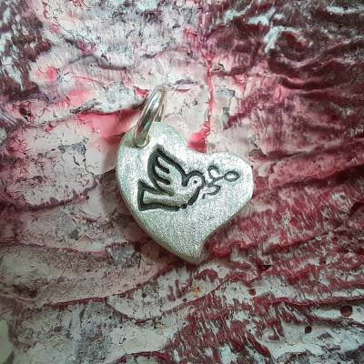 Herzanhänger mit Friedenstaube aus 999 Silber – matt gebürstet, Geschenkidee