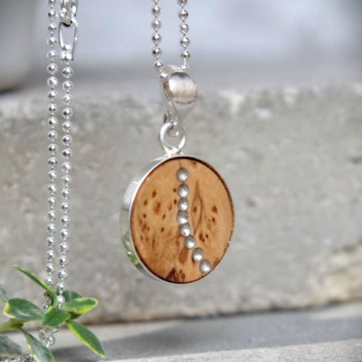 Kettenanhänger aus Olivenholz – handgefertigter Unikatschmuck mit 925er Silberfassung und Platinveredelung – Holzschmuck