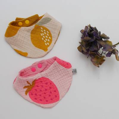 SÜSSES FRÜCHTCHEN Dreieckstuch aus Musselin mit Drucknöpfen für Baby und Kleinkind von zimtblüte