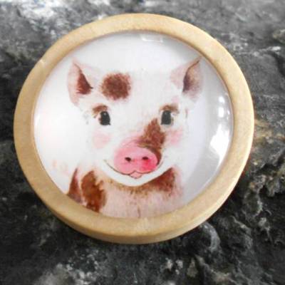 Schweinchen Holzbrosche rund mit Glascabochon – Handmade Holz-Brosche Ø 3 cm