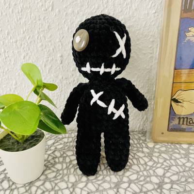 Handgemachte kleine Voodoo-Puppe „Dark Stitch“ – Schwarze Deko-Figur mit weißen Nähten