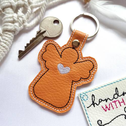 Schutzengel Schlüsselanhänger gestickt auf weißem Kunstleder – Glücksbringer & Geschenk für viele Anlässe