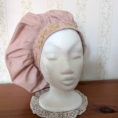 Barett Regencyzeit aus leichtem Wollstoff oder Leinen mit Goldstickerei