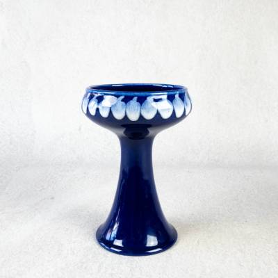 Vintage Keramikschale oder Vase auf Standfuß in Blau und Weiß – Mid-Century, Pokalform, 16 cm hoch