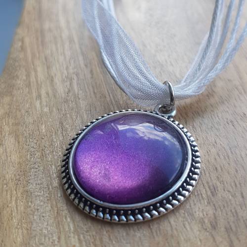 Lila Halskette mit Anhänger violett Schmuck flieder veilchenblau mit weißer Kette