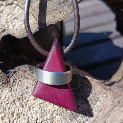 Amaranth Ringanhänger Einzelstück aus Zauberholz Schmuck nachhaltig und einzigartig