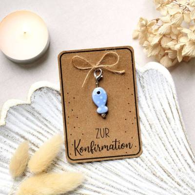 Handgemachtes Konfirmationsgeschenk – Keramik Fischanhänger auf Karte als christliches Symbol