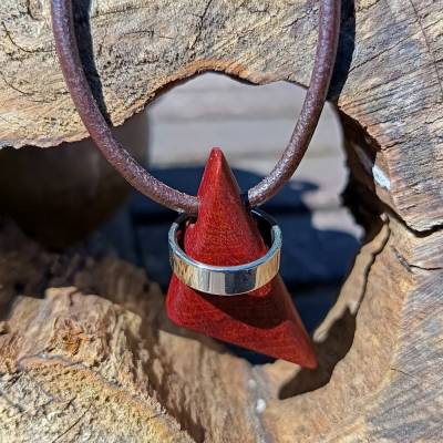 Einzigartiger Anhänger aus Jatobaholz natürlicher eleganter Schmuck für Sie und Ihn zeitlos und nachhaltig