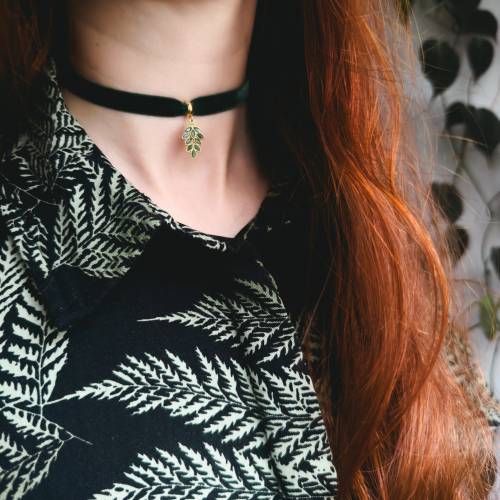 Grüne Dirndlkette mit 24K vergoldetem Zirkonia-Blattanhänger – Handgemachtes Kropfband für Oktoberfest & Trachten