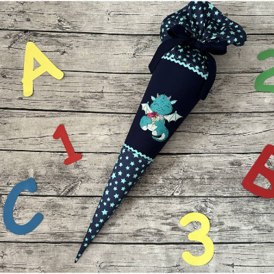 zauberhafte Schultüte aus Stoff mit Drache und Sternen