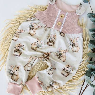 handgemachter Strampler Hasenstoff, Häkelborte Hasenohren-Knöpfe Unikat Baby