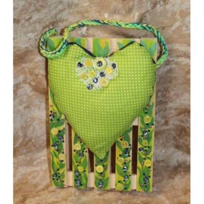 Künstlerische Wanddekoration FRÜHLINGSHERZERL Herzkissen auf einer Mini-Palette aus Holz Geldgeschenk