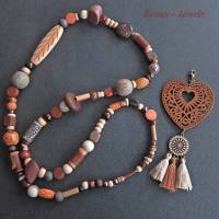 Handgefertigte Boho Bettelkette lang braun beige silberfarben mit Holzperlen, Herz & Quaste – Holzkette ohne Verschluss Bild 3