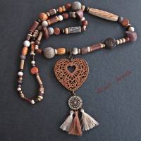 Handgefertigte Boho Bettelkette lang braun beige silberfarben mit Holzperlen, Herz & Quaste – Holzkette ohne Verschluss Bild 5