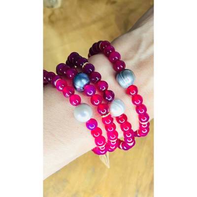 Handgefertigtes Slip-On Armband mit rotem Achat, Süßwasserperlen & vergoldetem Silber