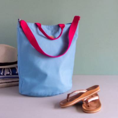 Farbenfroher Shopper aus hellblauem Policanva mit pinken Trägern – pflegeleicht, geräumig & mit Innentaschen